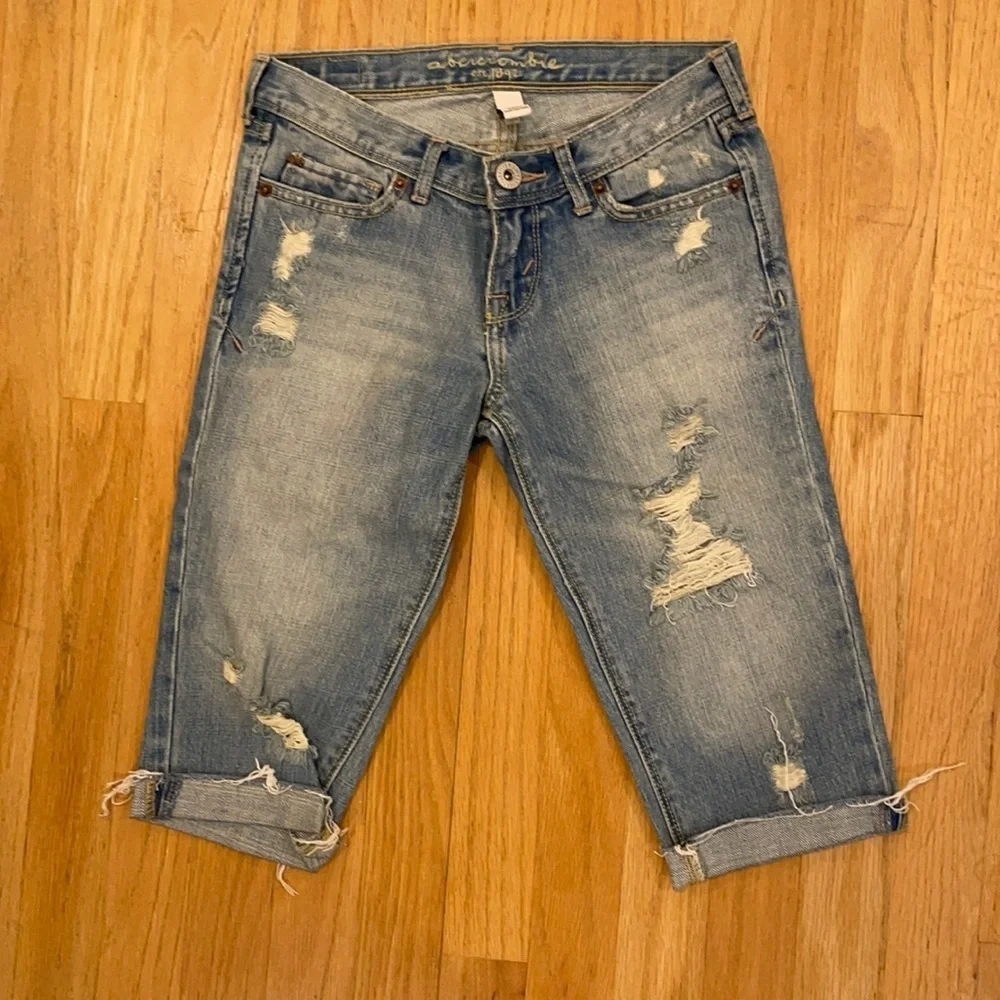 NWOT Abercrombie kids ripped jean capris